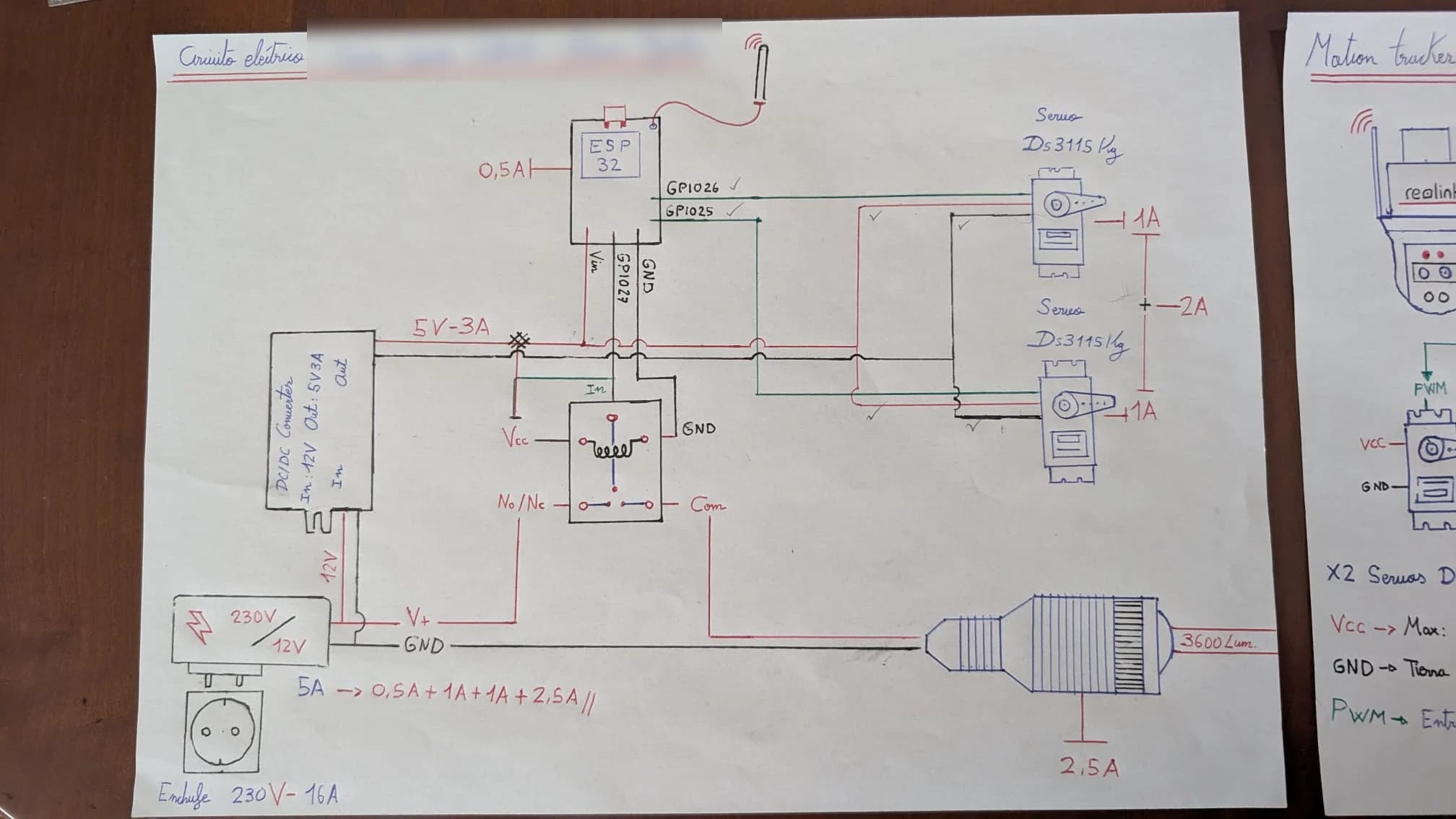 Circuito eléctrico dibujado a mano con fuente de 12 V, conversor a 5 V, ESP32, dos servos DS3115 y relé del foco